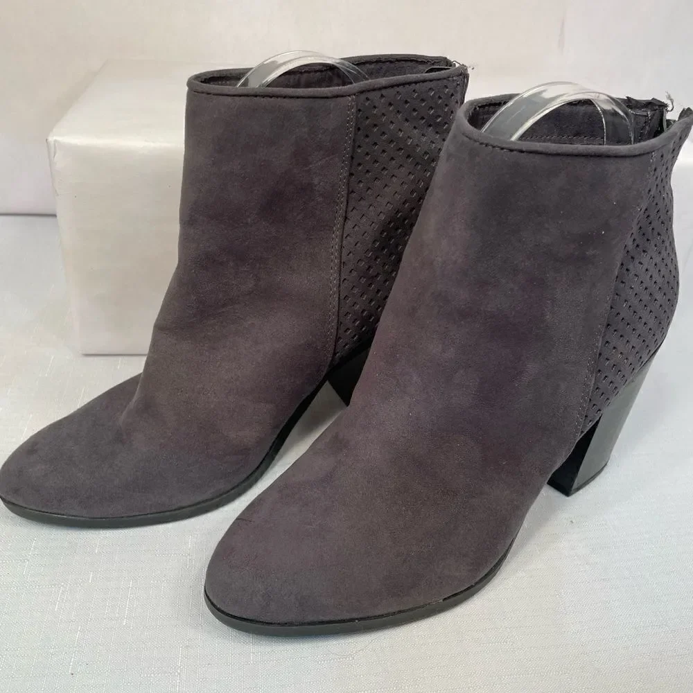 GRAY SUEDE BOOTIE BY AMERICAN EAGLE 3.5” STACKED HEEL BACK ZIPPER SIZE 9 EUC